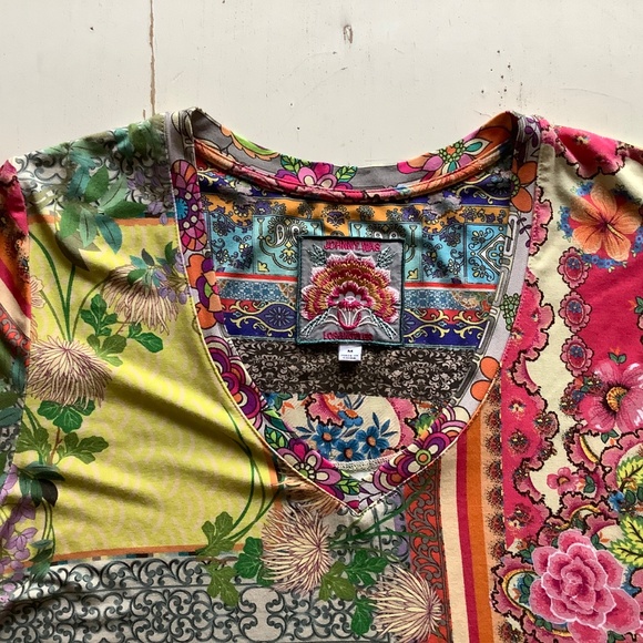 Johnny Was Calloway Favorite SS V neck Swing Tee Medium - Picture 2 of 5